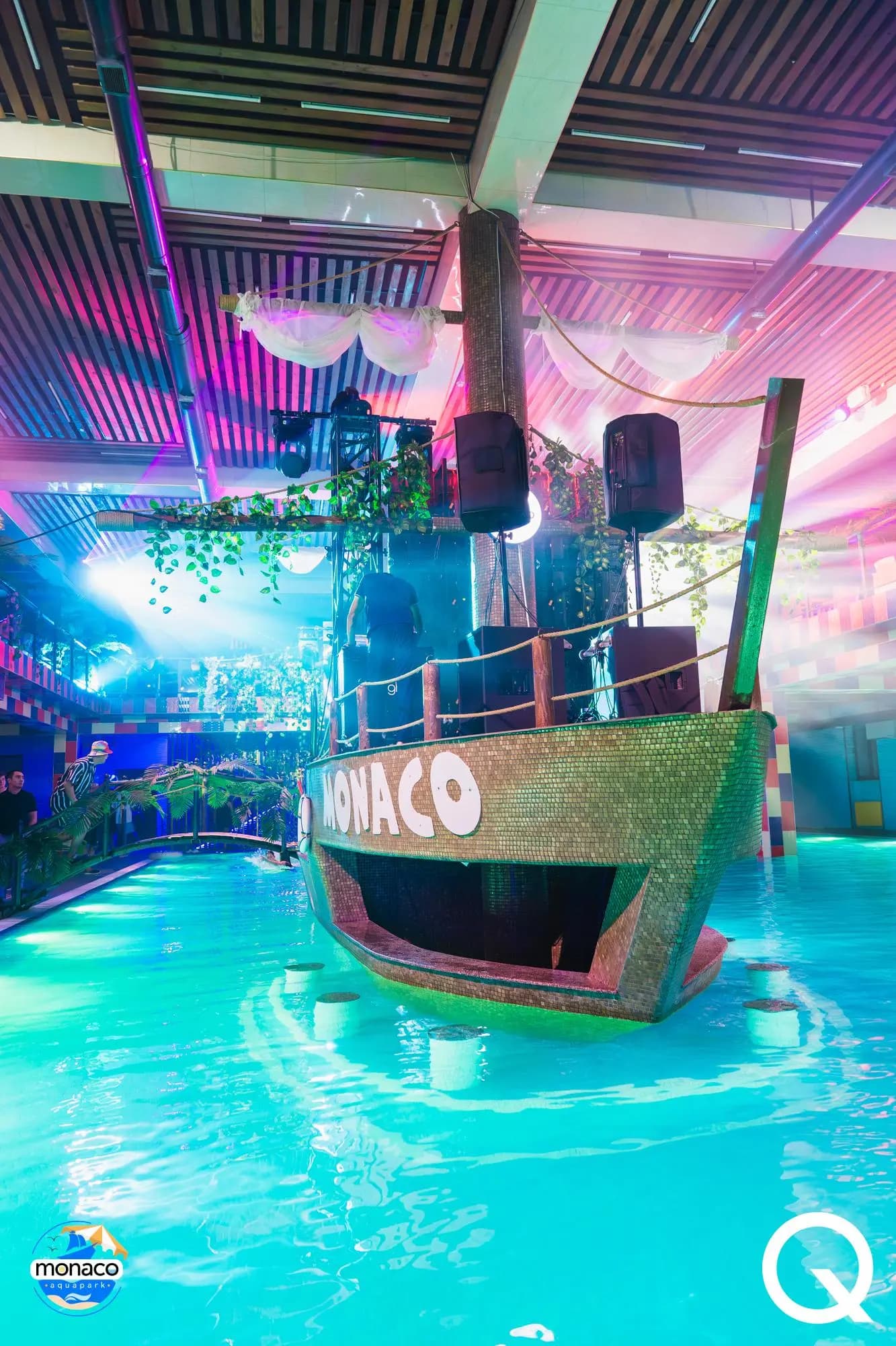 Корабль в бассейне Monaco Aquapark